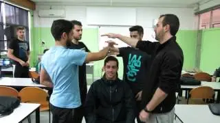 Poder da mente - levantar um homem da cadeira com os dedos :)