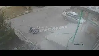 На видео попал момент сегодняшнего прилета по жилому кварталу в Константиновке