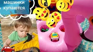 Тема купает машинки в бассейне Трактор Экскаватор Грузовичок Заплыв игрушечных машинок Dzidzika TV