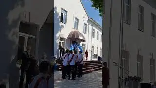 Запуск гелиевых шариков на празднике последнего звонка 