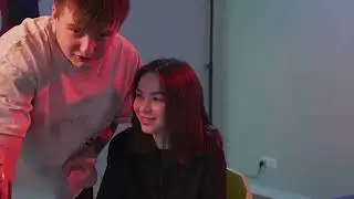 Мужик ПИ34У ЛИЖЕТ
