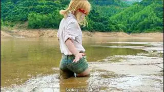 B10  Wearing white stiletto boots, she ended up sinking into quicksand.