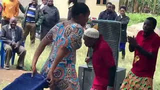 Huyu hapa Dada mwenye miguu ya ajabu angalia hadi mwisho