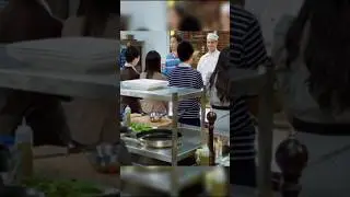 Макс учит китайцев готовить😂 [Кухня] 