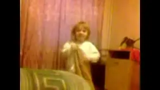 Маленькая девочка мило танцует