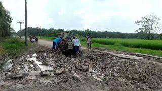konvoi melewati jalan rusak, traktor angkut sawit
