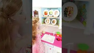 Miniature Set of plates featuring the Little Red Riding Hood fairy tale মিনি طبق सुंदर piring