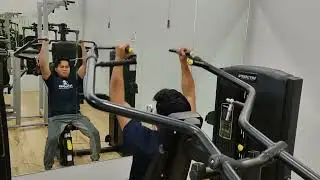 Press de hombro en maquina cerrado-JG Trainer