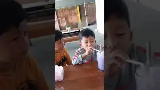 minum pop ice rasa taro ,,kesukaan mas Ravi dan dek gavi