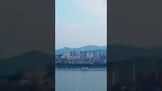 Естественный красивый город на берегу реки