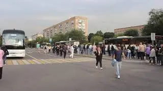 Очень длинная очередь на автобус №316 до Ивантеевки в Москве из-за отсутствия нескольких рейсов