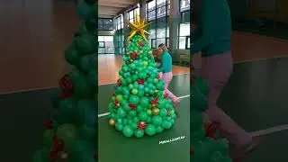 Разнокалиберная елка из шаров высотой чуть больше двух метров