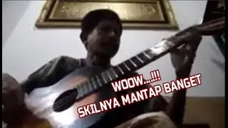 Mantap...!!! Bapak ini skill gitarnya keren