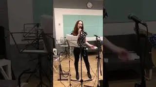Как поет Мэри Ян в живую / репетиция певицы Мэри Ян