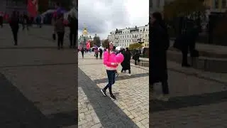Девушка раздаёт шарики. 