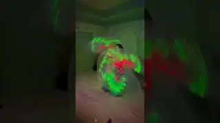 Танец живота со светодиодными крыльями.