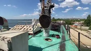 Этот большой корабль уже год как брошенная берегу моря.