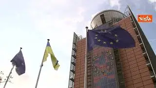 La bandiera dell'Ucraina sventola davanti alla sede della Commissione Europea a Bruxelles