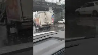 «Газель» не справилась с габаритами и врезалась кузовом в опору моста