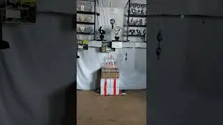 Стрельба в тире из винтовки. Одним выстрелом заряжается мишень.