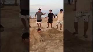 Девушки на пляже: *загорают, купаются, читают*Парни на пляже: