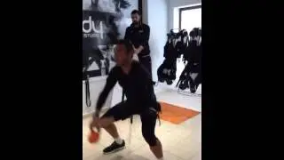 Richard Brooks en Body Global Studio entrenando en kettlebel