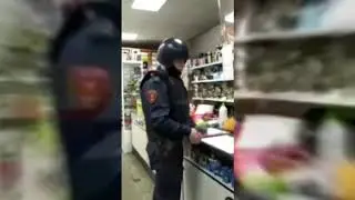 ПОЛИЦЕЙСКИЙ РАЗЪЯСНИЛ ПРОДАВЦУ, ЧТО НУЖНО ПРОДАТЬ ТОВАР БЕЗ МАСКИ  ГРАМОТНЫЙ ПОЛИЦЕЙСКИЙ РЕПОСТ