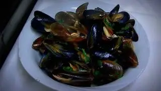 Shells in shell with white wine, butter, garlic and deworm