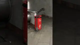 Почему в метро нет мусорок?