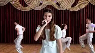 Поёт Ульяна  Чаплинская