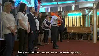 Брифинг «Знакомьтесь – круиз» собрание туристов в первый день круиза на теплоходе «Василий Суриков»