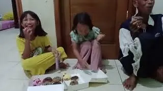 Makan Donat Madu