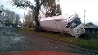 Фура на дереве в Кемерово