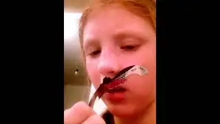 Когда мама маникюрша😂😂😂
