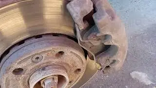 Рено Каптюр замена передних тормозных колодок .