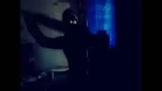 парень танцует тектоник)