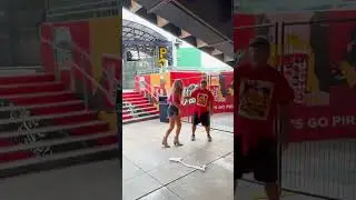 La increíble pelea entre mujeres en un baño portátil