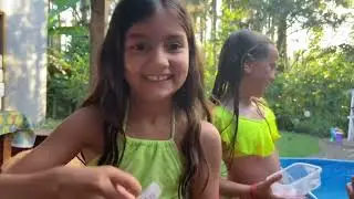 Antonella e Betina com sua amiga Carmella brincando de desafios na piscina