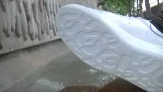 Au tour des McQueen de passer tout habille dans la fontaine en public - 00003