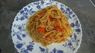 Паста с тунцом и помидорами