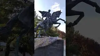 турист у памятника Котляревскому в Феодосии