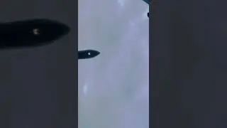 Ein Flugzeug direkt über uns  