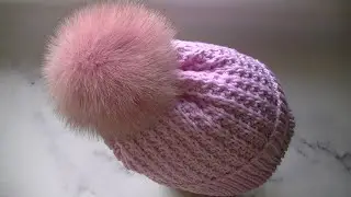WE KNIT A CAP WITH A POPULAR, RELIEF-WAFFLE PATTERN WITH KNITTING NEEDLES.