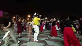 Санья. о. Хайнань. Реклама в автобусе. Танцы у домов деревьев. Ноябрь 2019