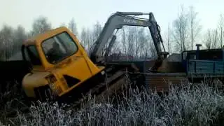 Экскаватор грузит сам себя на камаз