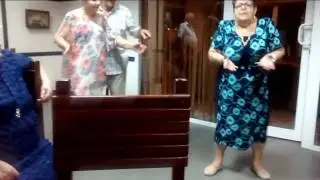 прикольное видео пенсионеры зажигают