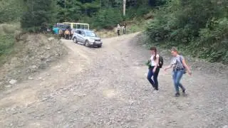 Проезд самого опасного участка дороги на Драгобрат