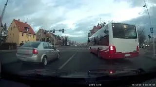 Autobus przejazd na "czerwonym" oraz wymuszenie przy zmianie pasa