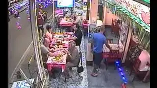 На Пхукете арестовали алжирцев, обокравших туристку на Самуи. Видео кражи в Srinuan Thaifood