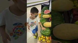 Сынок выбирает арбуз🍉он мастер🧙🤣😂